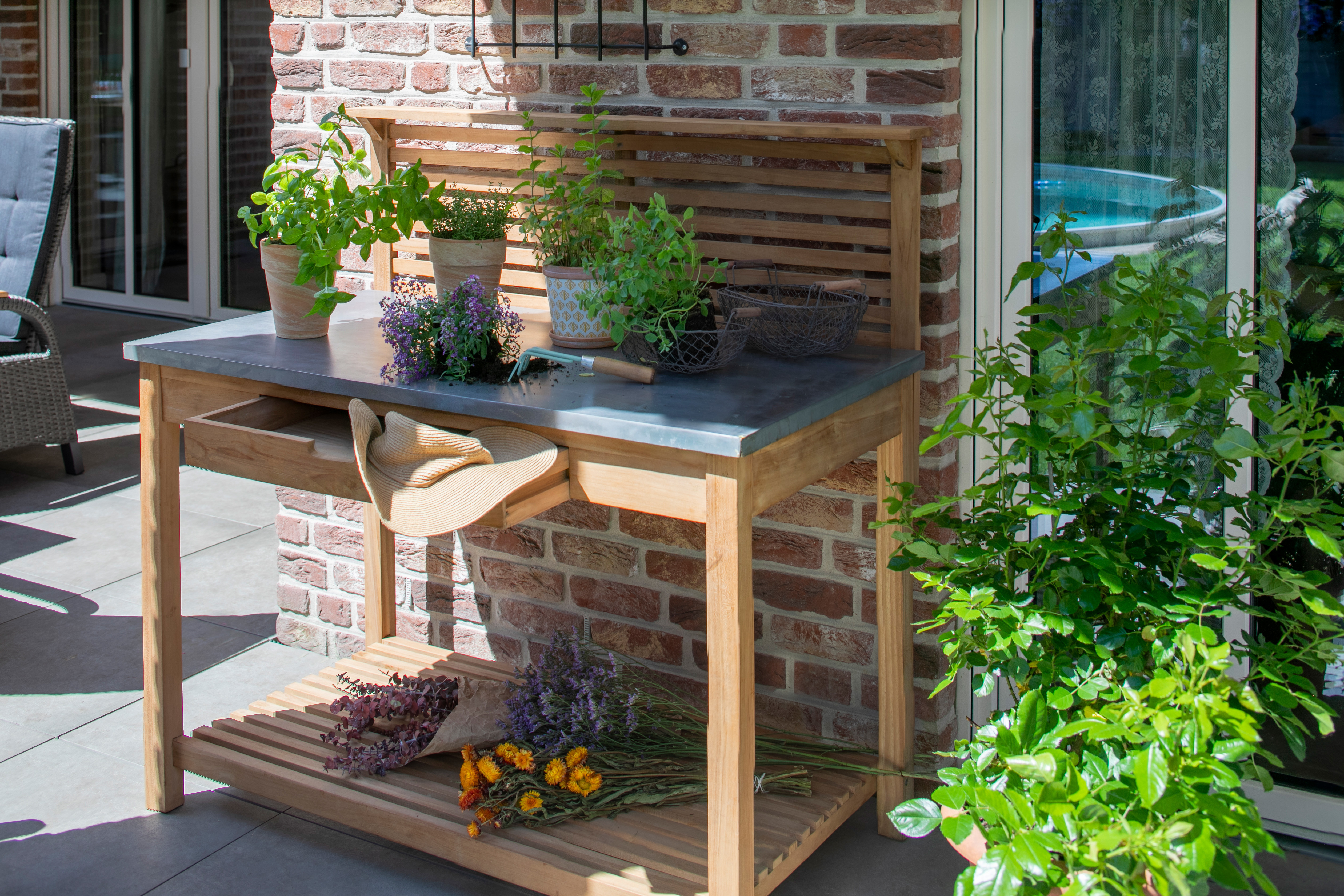 Pflanztisch aus Teakholz mit Schublade | Ideen für Haus und Garten